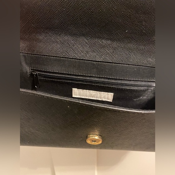 Black h&m purse with ruffle design - Picture 6 of 10